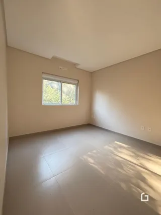 Vista interna de um cômodo com janela.