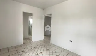 Corredor com piso de cerâmica claro.