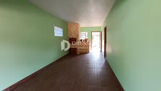 Hall de entrada com paredes verdes e piso de cerâmica marrom.