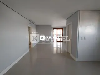 Corredor interno com paredes brancas e piso claro.