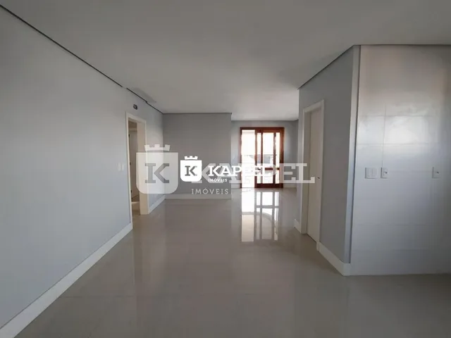 Corredor interno com paredes brancas e piso claro.