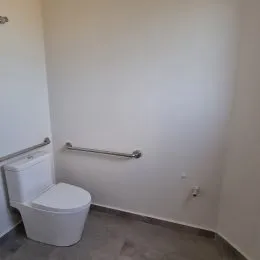 Foto de um banheiro com vaso sanitário branco.