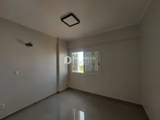 Vista interna de um cômodo com paredes brancas e piso claro.