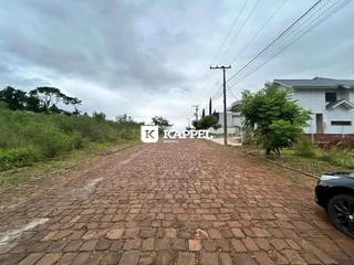 Vista de uma estrada de terra em uma área externa.