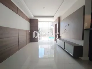 Ambiente interno moderno com piso claro e painéis de madeira.