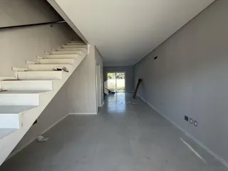 Vista de um corredor com escadaria em um imóvel em Lajeado, Brasil.