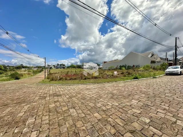 Vista da fachada de uma residência em Lajeado, Brasil, com área pavimentada na frente.