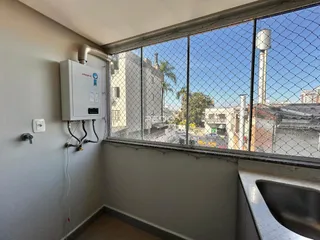 Vista da janela de um imóvel em Lajeado, Brasil, mostrando a fachada de prédios externos.