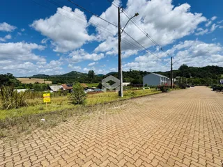 Vista externa de uma propriedade em Lajeado, Brasil, com paisagem rural ao fundo.