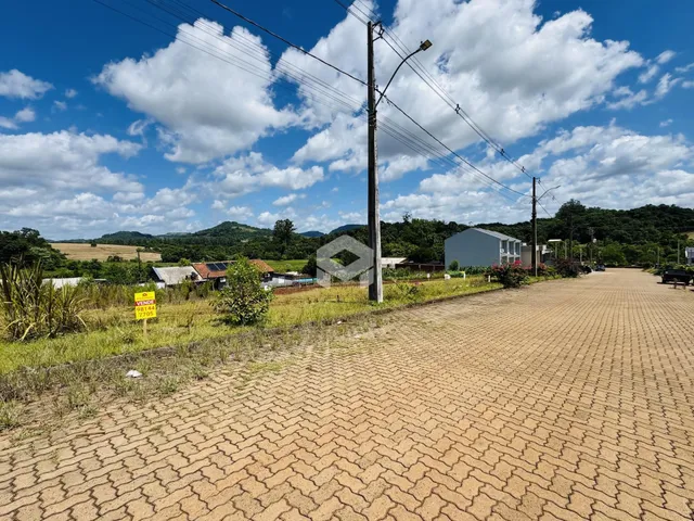 Vista externa de uma propriedade em Lajeado, Brasil, com paisagem rural ao fundo.