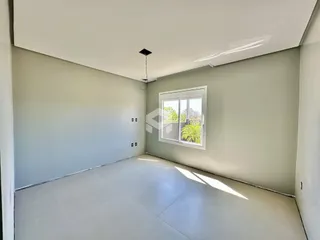 Foto de um cômodo interno com paredes brancas e piso claro.