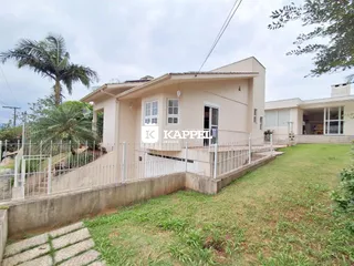 Fachada de uma casa residencial em Lajeado, Brasil, com cerca e gramado.