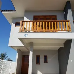 Fachada de um prédio residencial em Lajeado, Brasil, mostrando uma varanda.
