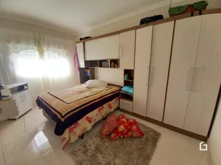 Quarto com cama e armários em um imóvel no Brasil.