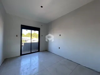 Interior de um ambiente com piso de cerâmica e paredes brancas.