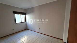 Ambiente interno de uma sala com piso de cerâmica e janela.