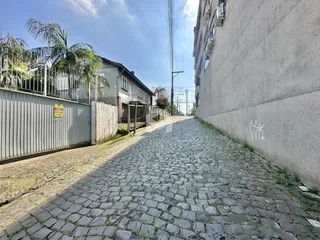 Vista de uma rua pavimentada com pedras no Lajeado, Brasil.