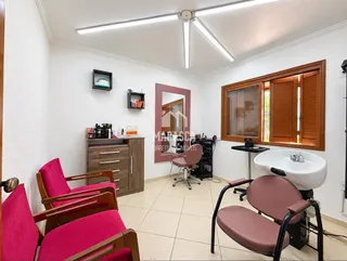 Ambiente interno de uma sala com paredes brancas e piso de cerâmica.