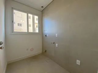 Hall de entrada com janela mostrando edifícios vizinhos.