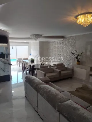 Uma sala de estar interna com um sofá e iluminação decorativa.