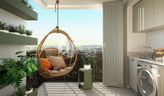 Sala de estar com cadeira de vime pendurada e vista da paisagem urbana.