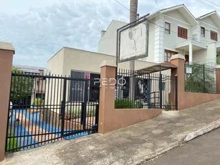 Fachada de uma residência com portão de ferro preta em Lajeado, Brasil.