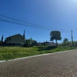 Vista externa de uma área gramada e uma rua em Lajeado.