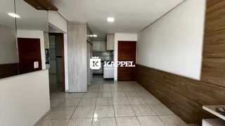 Hall de entrada com piso de cerâmica e detalhes em madeira.