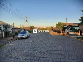 Vista da rua de paralelepípedos em uma área residencial em Lajeado.