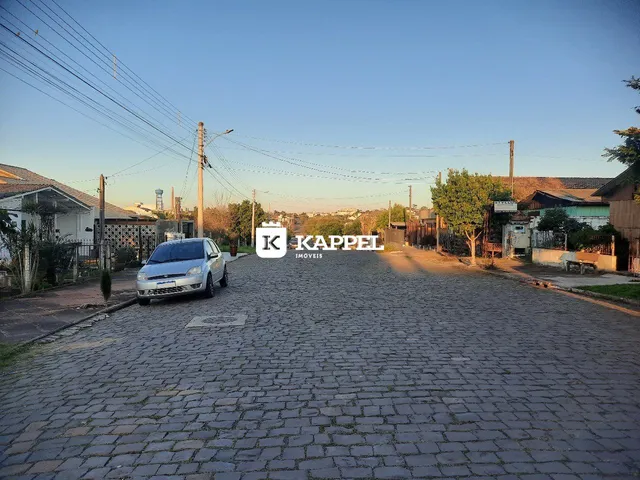 Vista da rua de paralelepípedos em uma área residencial em Lajeado.