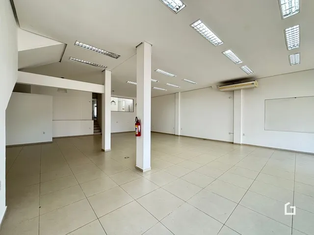 Ambiente interno amplo com piso de cerâmica e paredes brancas.