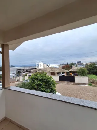Uma vista panorâmica da paisagem com água e edificações em Lajeado.