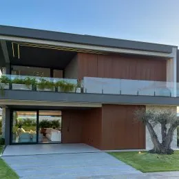 Fachada moderna de uma residência em Lajeado, Brasil.