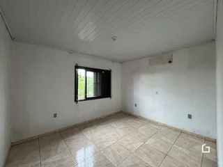 Ambiente interno com piso de cerâmica e janela.