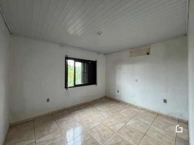 Ambiente interno com piso de cerâmica e janela.