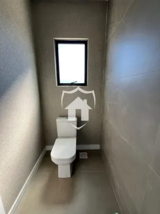 Foto de um banheiro em um corredor.