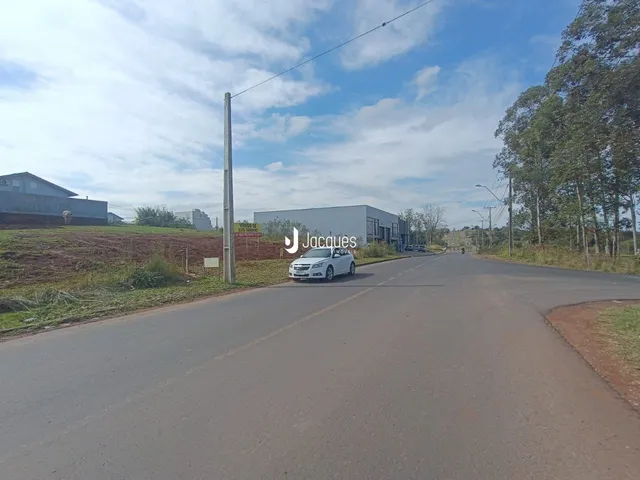 Vista externa de uma propriedade ao longo de uma estrada no Brasil.