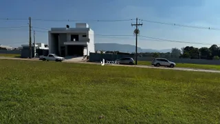 Fachada de uma casa em Lajeado, Brasil, com gramado à frente.