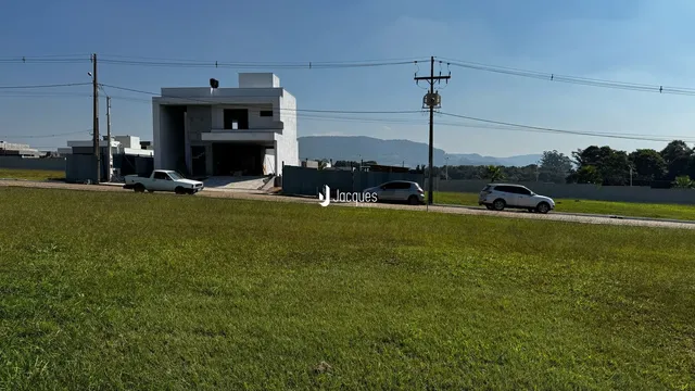 Fachada de uma casa em Lajeado, Brasil, com gramado à frente.