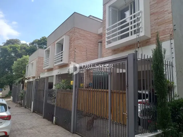 Fachada de uma residência em Lajeado, Brasil, com cerca e portão de ferro.