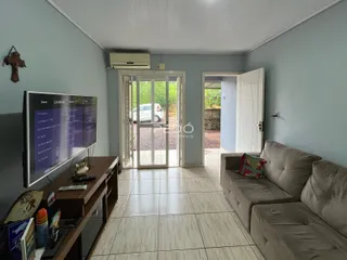 Sala de estar com paredes azuis e piso de cerâmica, com acesso a uma área externa.