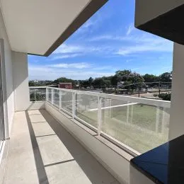 Vista externa de um terraço com grade de proteção.