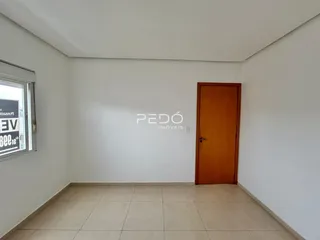 Ambiente interno com piso de cerâmica claro.