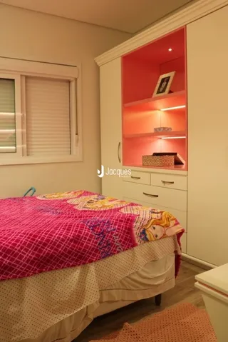Quarto com cama e parede em um imóvel no Brasil.