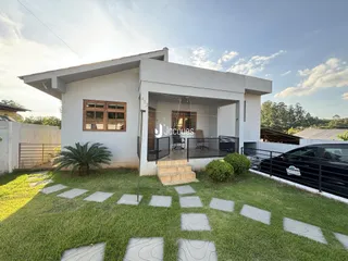 Fachada de uma casa em Lajeado, Brasil, com jardim frontal.