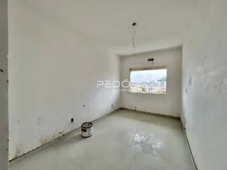Corredor interno com paredes brancas e piso claro de um imóvel.