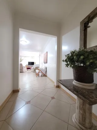 Hall de entrada com vista para a sala de estar de uma propriedade.
