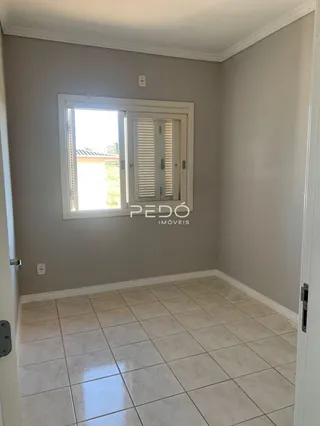 Foto de um ambiente interno com piso de cerâmica e janela.