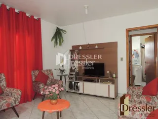 Sala de estar com cortinas vermelhas e móveis de madeira.
