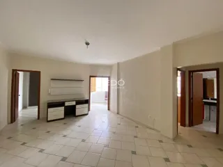 Hall de entrada com piso de cerâmica claro.